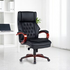 כיסא מנהלים יוקרתי קפיטונז' ידיות מעץ בצבע שחור