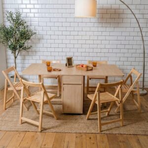 שולחן מתקפל מעץ עם אחסון לשש כיסאות